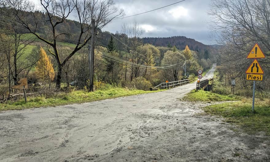 Droga w Zatwarnicy z parkingu w stronę wodospadu Szepit