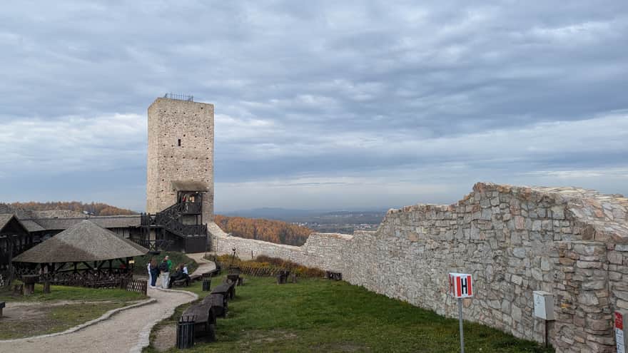 zamek dolny, dziedziniec oraz studnia na dziedzińcu