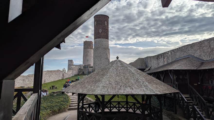 Widok na studnię, dziedziniec oraz zamek górny