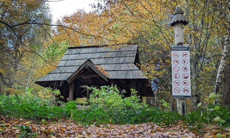 Czarny szlak z Jaworca. Wiata na granicy Bieszczadzkiego Parku Narodowego.