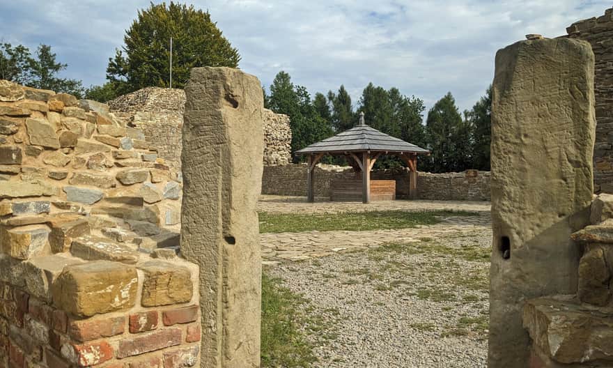 Zamek w Lanckoronie. Główny dziedziniec z rekonstrukcją zamkowej studni.