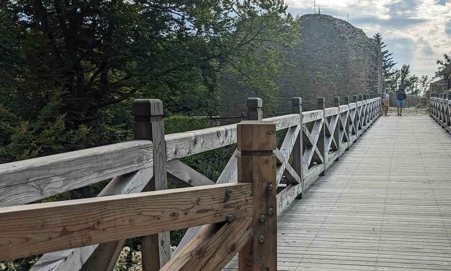 Zamek w Lanckoronie. Wejście na teren zamku przez nowy drewniany most.