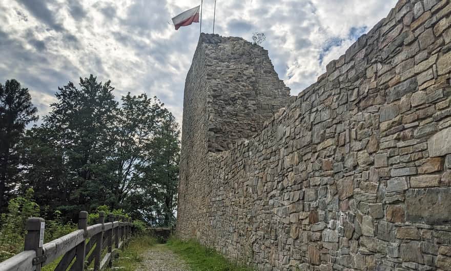 Zamek w Lanckoronie. Osobna ścieżka prowadzi też na zewnątrz, dookoła murów zamku