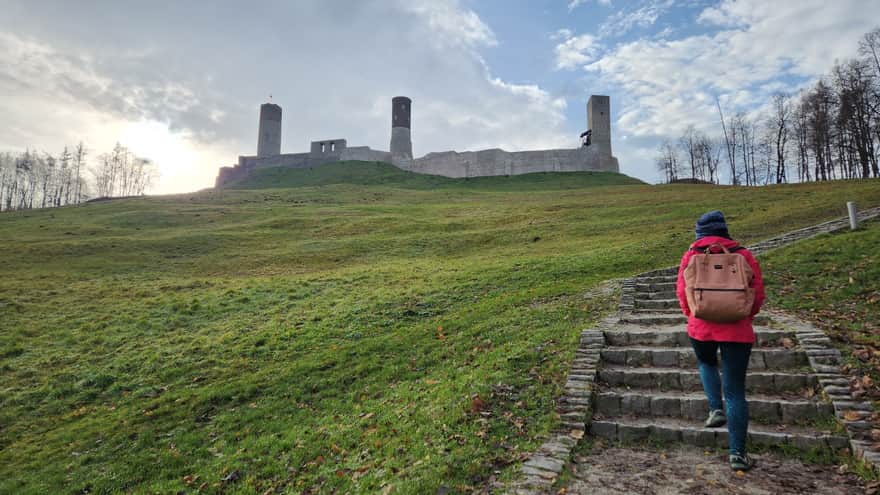 Podejście na zamek od strony rynku w Chęcinach