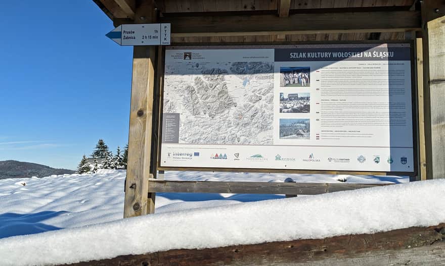 Hala Boracza: tablica z informacjami o tradycjach wypasu owiec na górskich halach - tuż obok znajduje się sezonowa bacówka.