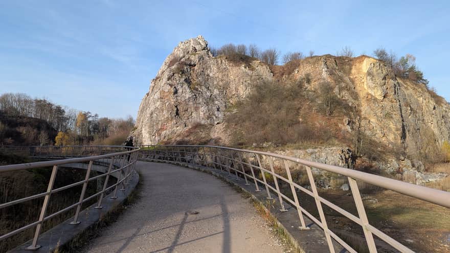 Skała Geologów widoczna ze ścieżki edukacyjnej