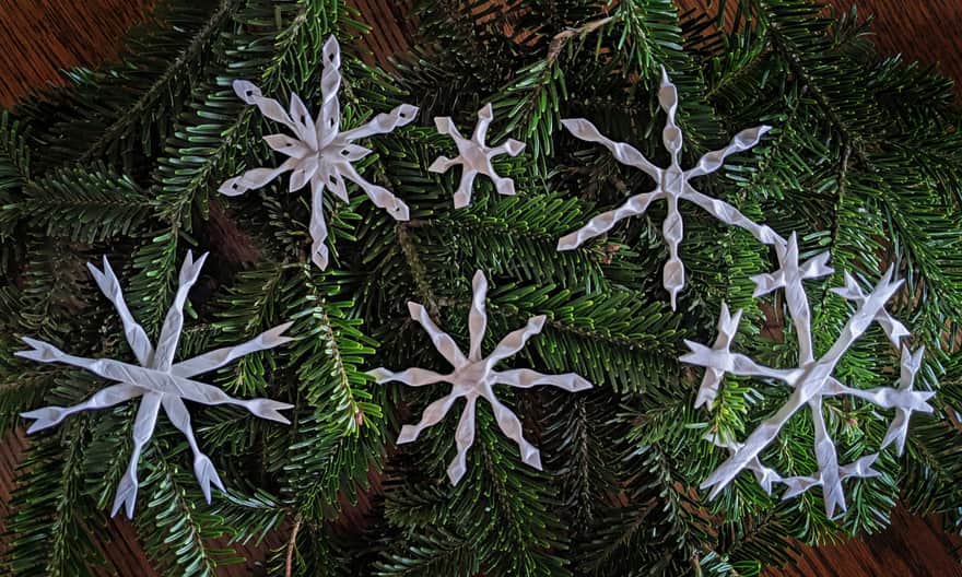 Gotowe pomysły na śniegowe gwiazdki z papierowych rurek po napojach - świąteczne ozdoby na choinkę.