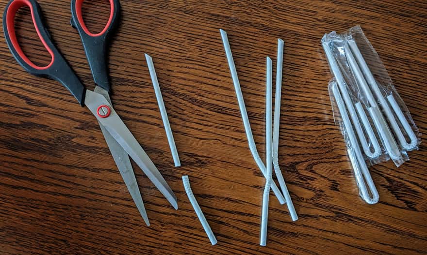 Jak zrobić śniegowe gwiazdki z papierowych rurek po napojach - świąteczne ozdoby na choinkę? Instrukcja krok po kroku.