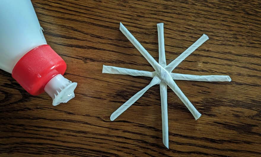 Jak zrobić śniegowe gwiazdki z papierowych rurek po napojach - świąteczne ozdoby na choinkę? Instrukcja krok po kroku.