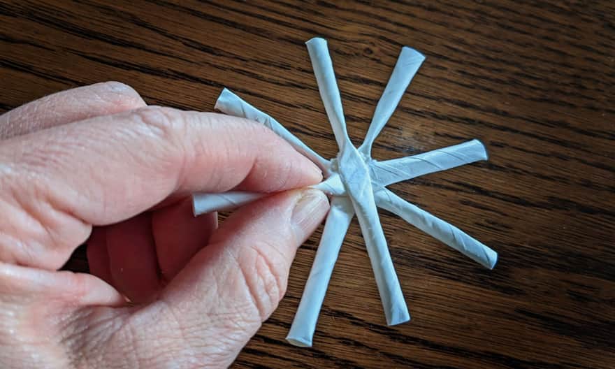 Jak zrobić śniegowe gwiazdki z papierowych rurek po napojach - świąteczne ozdoby na choinkę? Instrukcja krok po kroku.