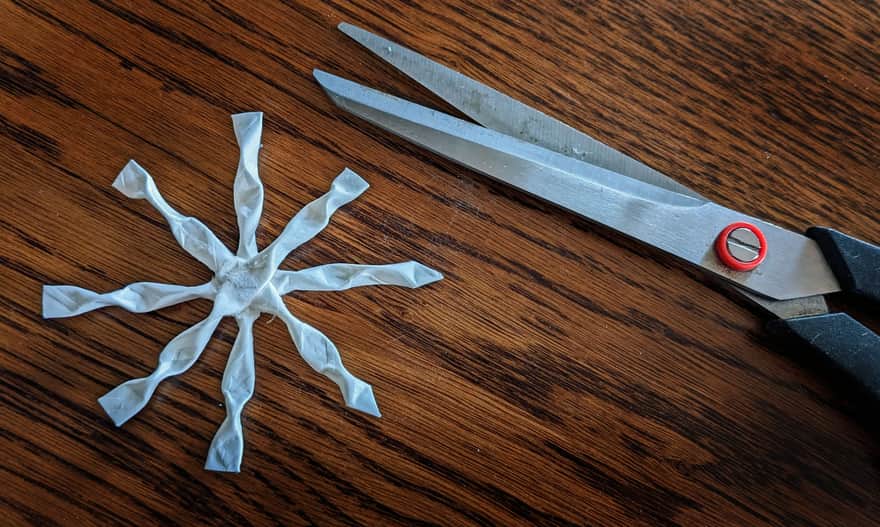 Jak zrobić śniegowe gwiazdki z papierowych rurek po napojach - świąteczne ozdoby na choinkę? Instrukcja krok po kroku.