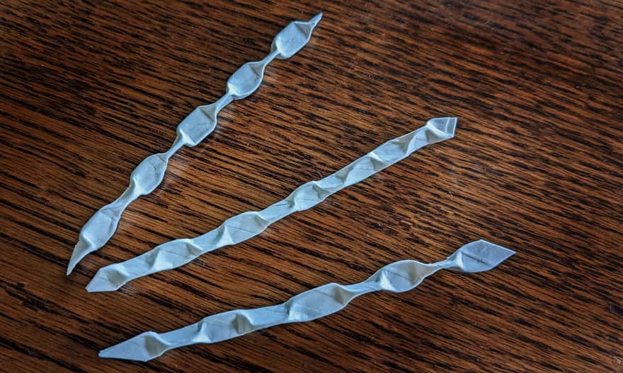 Jak zrobić śniegowe gwiazdki z papierowych rurek po napojach - świąteczne ozdoby na choinkę? Instrukcja krok po kroku.