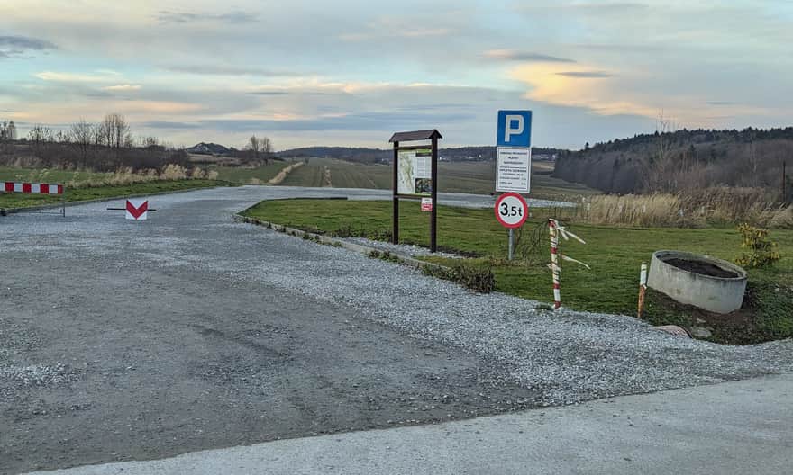 Biały Kościół Murownia - parking przy drodze serpentynowej