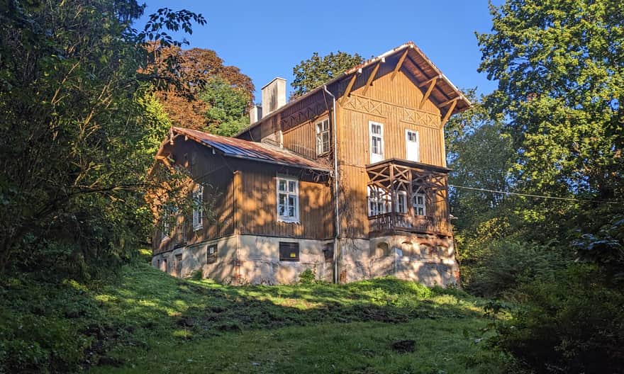 Willa "Pod Berłem" przy czarnym szlaku Ojców - Grota Łokietka