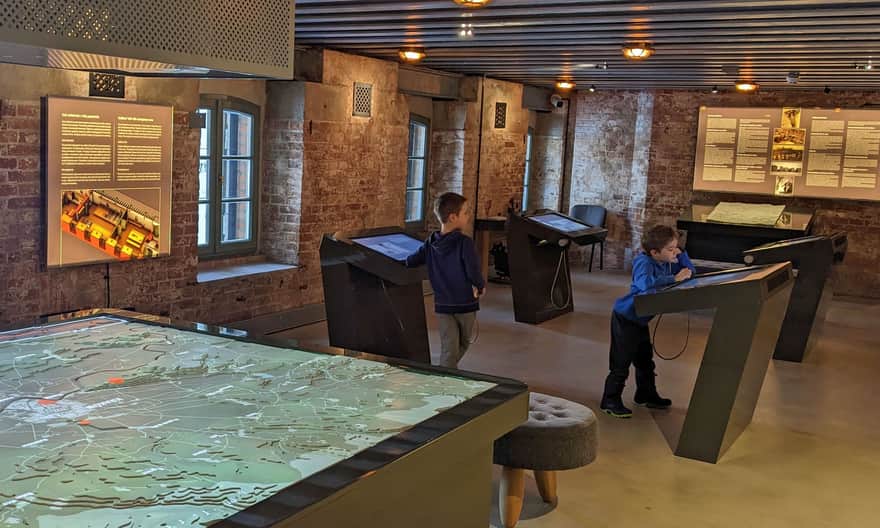 Fort Jugowice i Muzeum Harcerstwa z dziećmi - stanowiska multimedialne