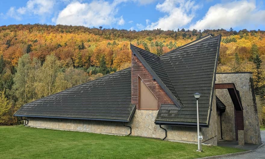 Budynek, w którym mieści się Muzeum Przyrodnicze, obok głównego gmachu hotelowo-restauracyjnego CPL