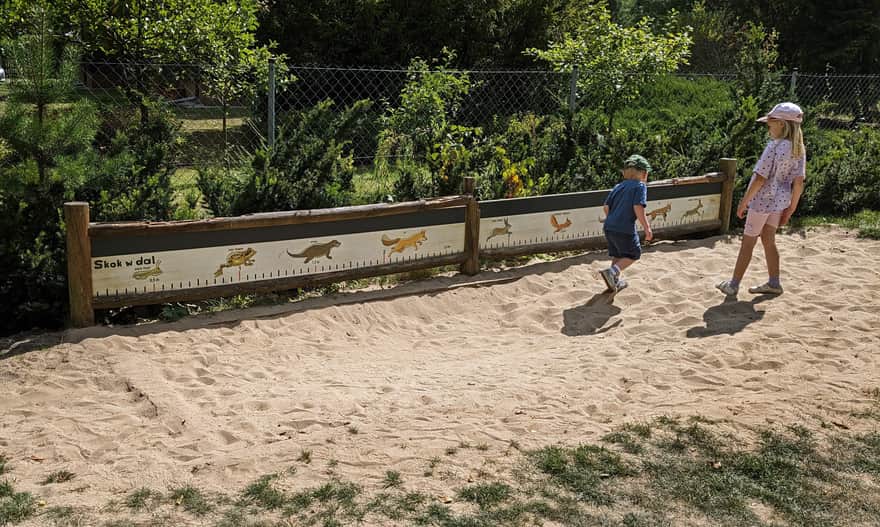 Strefa zabaw edukacyjnych przy Ośrodku Edukacyjno-Muzealnym Roztoczańskiego Parku Narodowego w Zwierzyńcu