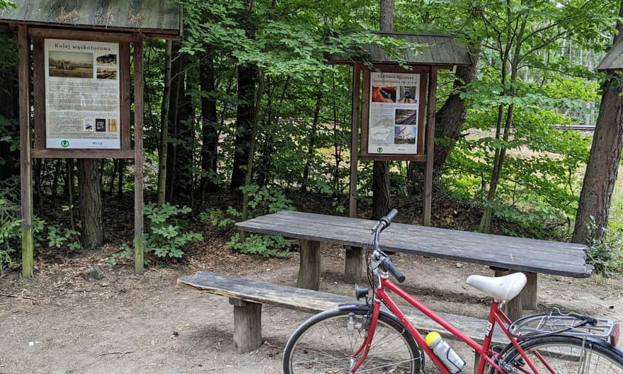 Leśna droga Zwierzyniec - Czarny Staw - Florianka - Górecko Stare. Miejsce odpoczynku przy przejeździe kolejowym