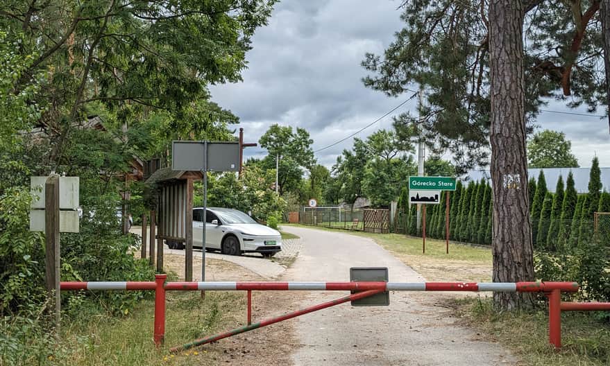 Parking i wejście do lasu w Górecku Starym