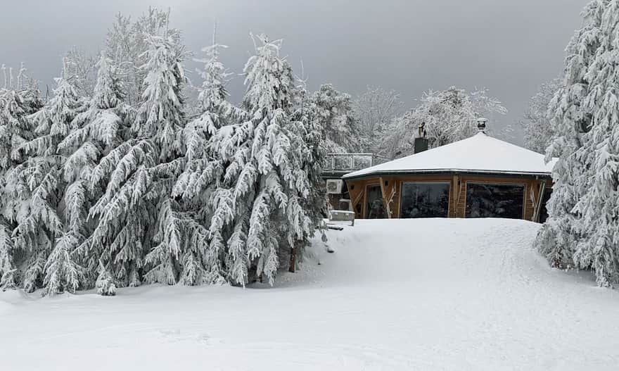 Kiczera Ski - stacja narciarska w Puławach Górnych. Kawiarenka przy górnej stacji wyciągu