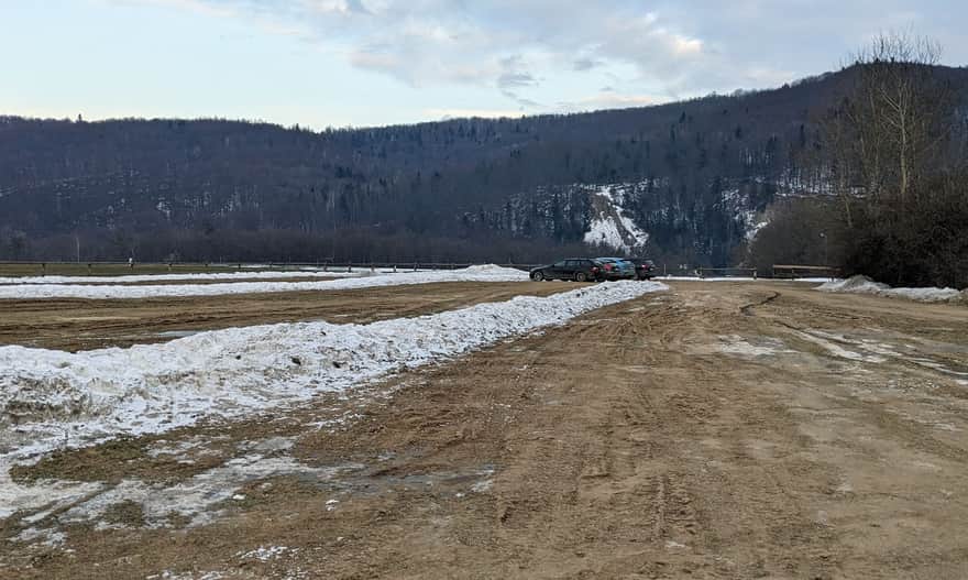 Rudawka Rymanowska - parking przy lodospadach i ścianie Olzy
