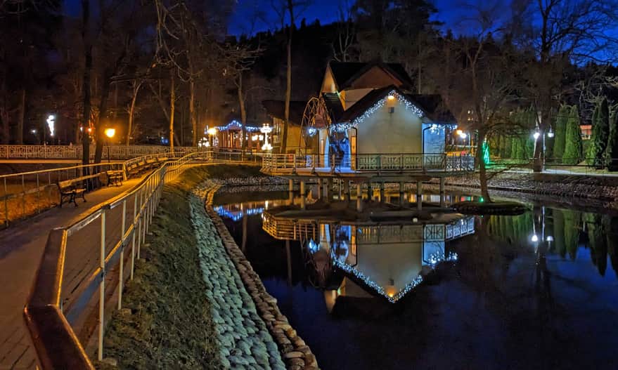 Rymanów-Zdrój. Wieczorny spacer deptakiem nad Taborem - scena teatralna na wyspie.