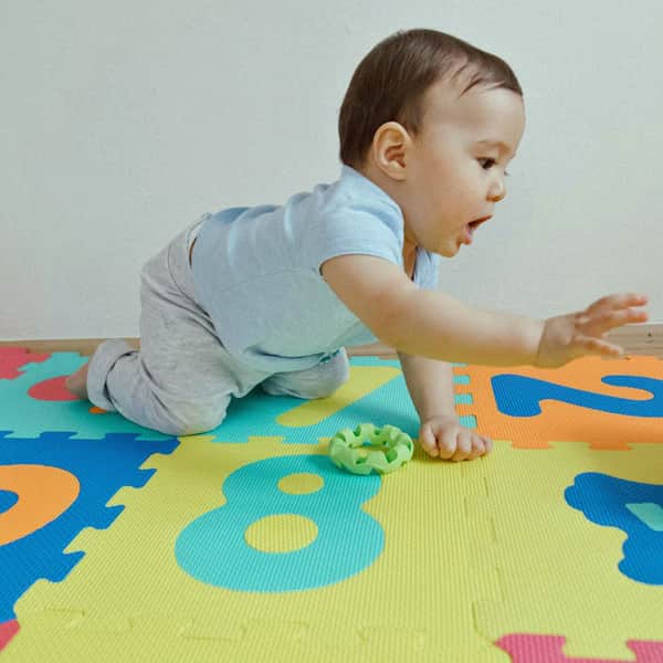 Czy mata edukacyjna jest dobra dla niemowlaka?