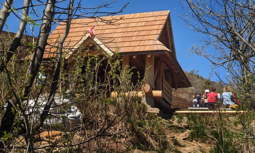 Nowa wiata na Przełęczy Goprowskiej między Tarnicą a Krzemienieniem, 2025 r.