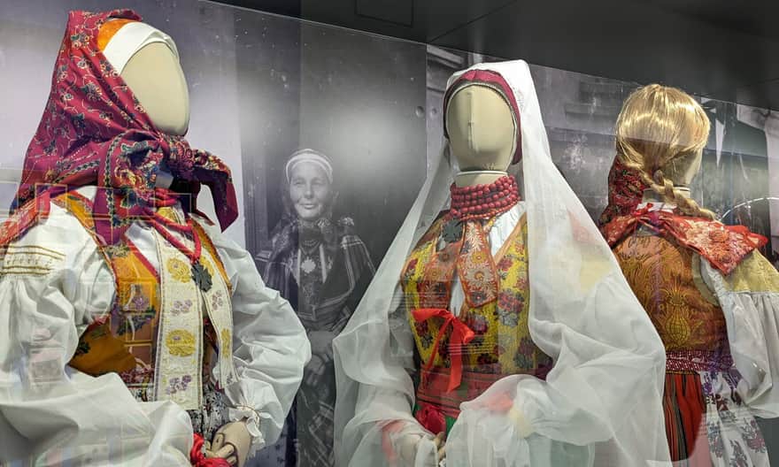Muzeum Kultury Wilamowskiej. Bogate i kolorowe tradycyjne stroje kobiece