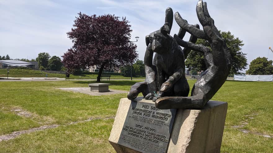 Pomnik psa Dżoka przy Bulwarach Wislanych