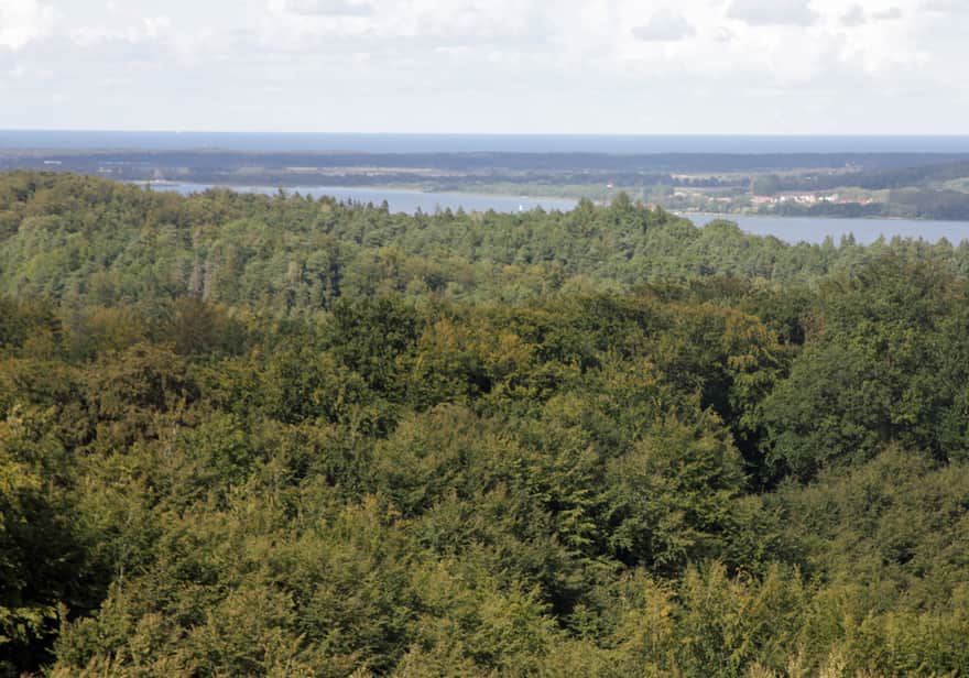 Widok z wieży na Jezioro Żarnowieckie i morze