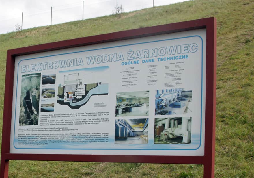 Jedna z tablic informacyjnych – obok zbiornika