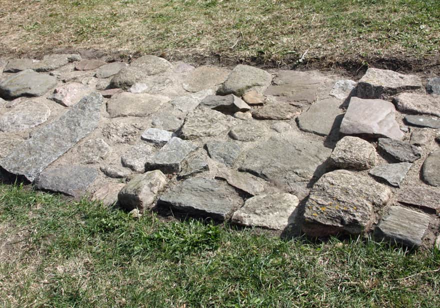 Kamienne ścieżki w skansenie - wózkiem lepiej przejechać po trawie…