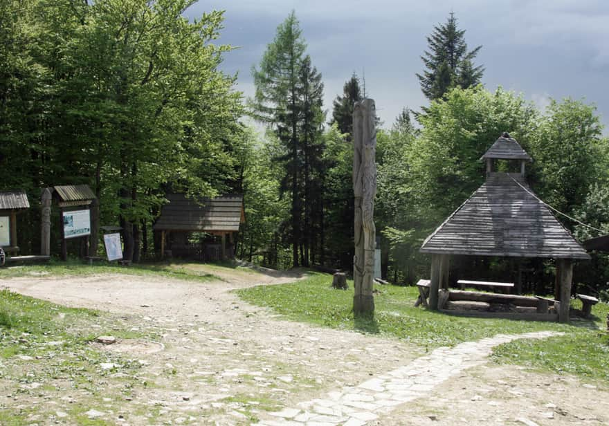 Meadow on the summit of Luboń Wielki, shelter with a fireplace