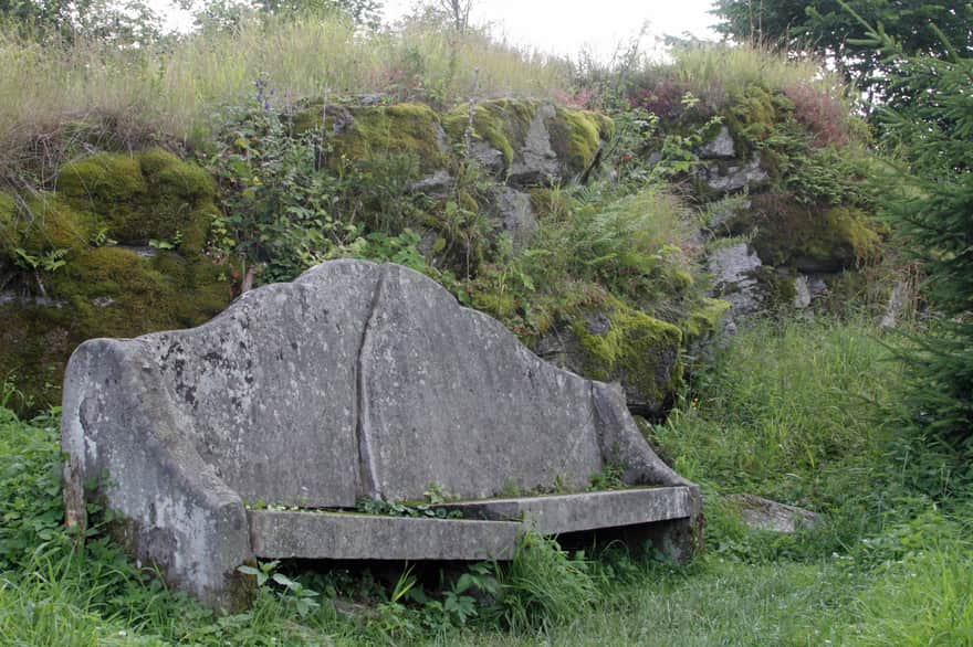 Kamienna ława – ruiny zamku Karpień