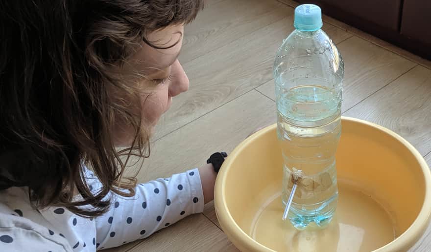 Choć w butelce jest dużo wody nie wycieka ona przez słomkę, gdy butelka jest zakręcona.