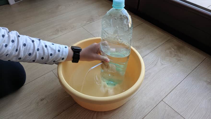 Po naciśnięciu butelki lub odkręceniu zakrętki woda wypływa.